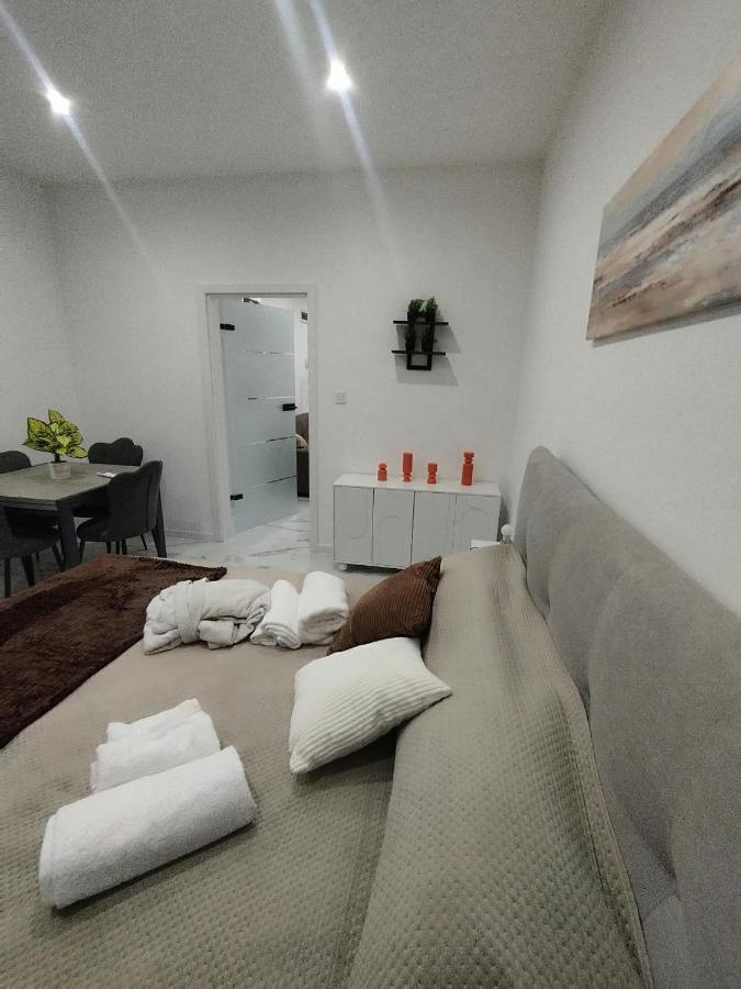 Dana - B&B Carini