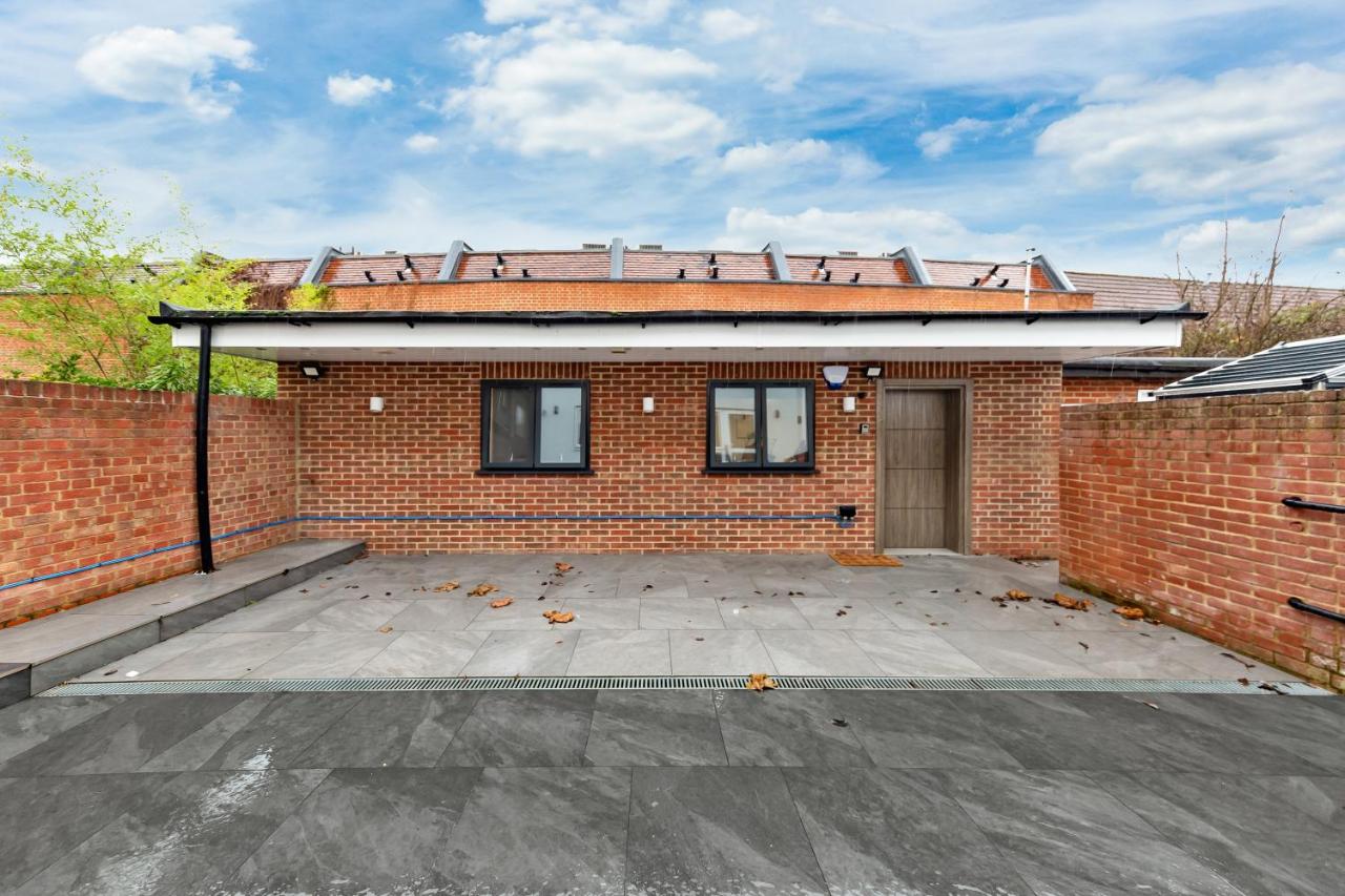 Modern 1 Bed Bungalow - Near Golders Green Station - B&B London