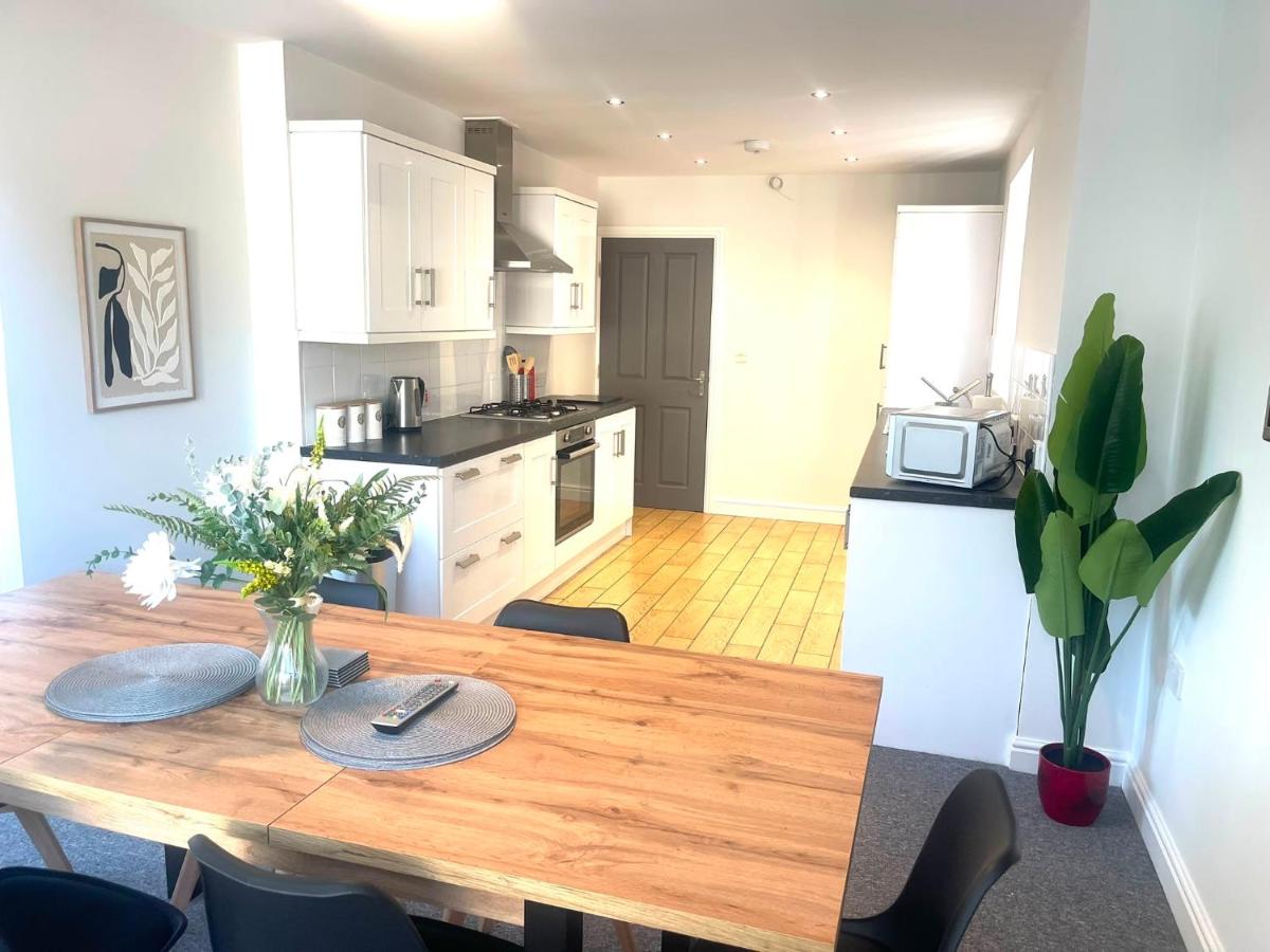 Spacious modern private detached home sleeps 6 - B&B Beeston