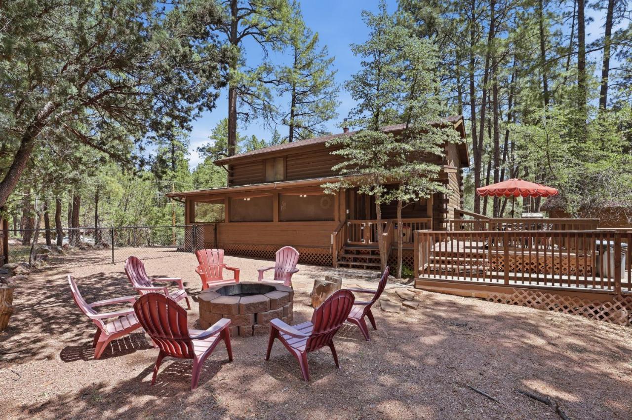 Real log cabin in the Pines with large game room! - Chambres d'hôtes Pine