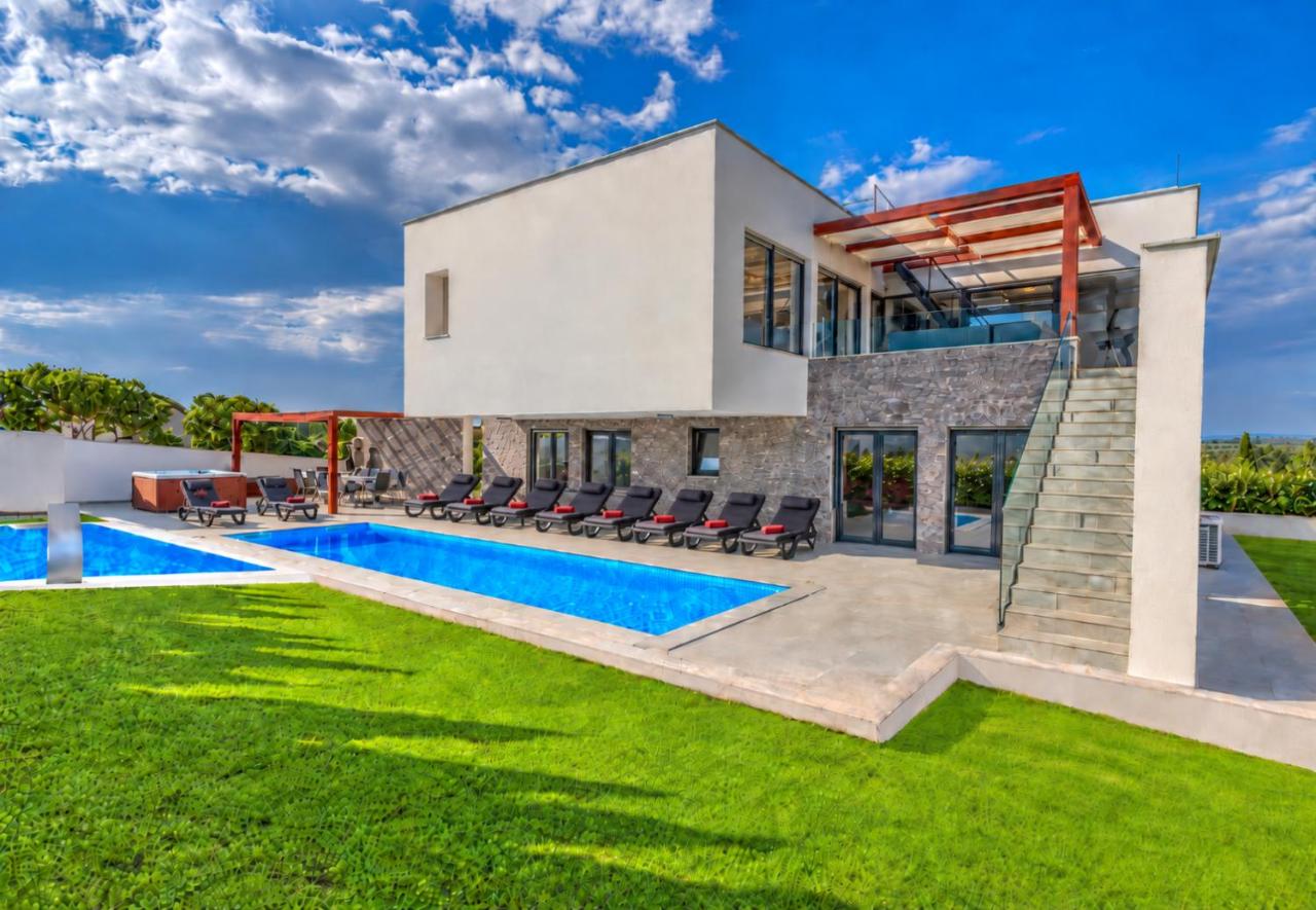 Villa am Meer mit Pool & Kinderpool - Leon's Holiday Homes - B&B Medulin