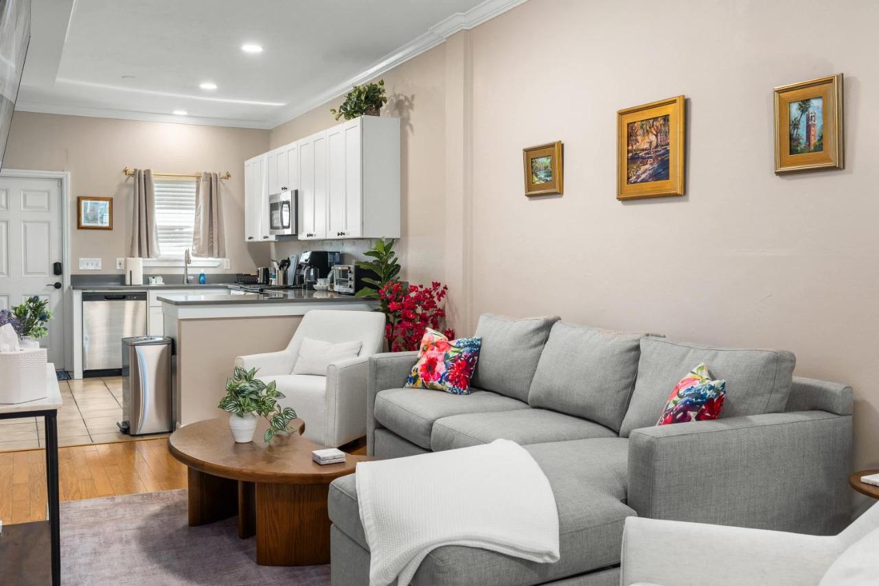 Gorgeous Townhome UF Campus Adjacent Full Kitchen - B&B Gainesville
