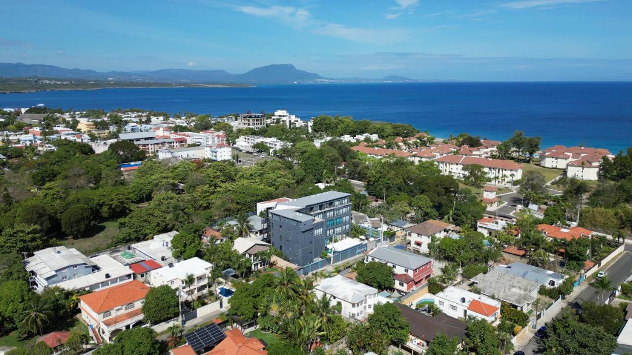 Rizz Suites Sosúa King size bed Pool 24 7 GYM Waterfall shower - B&B Sosúa