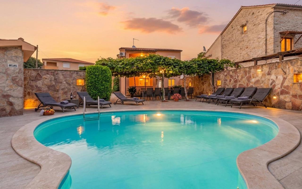 Charming villa Petroro with pool, 900m from the beach - B&B Peroj