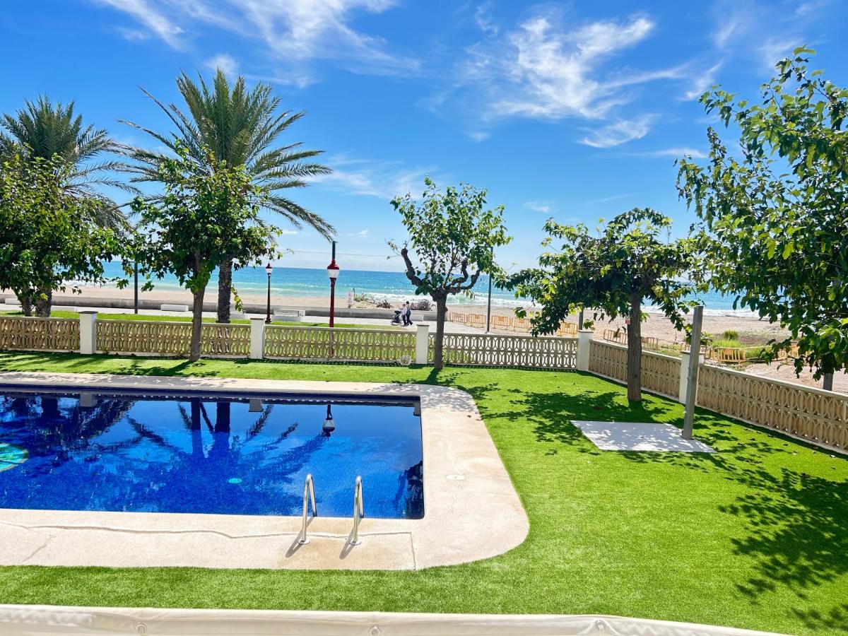An Oasis Right on the beachfront, shops 200 metres away - B&B Cubelles