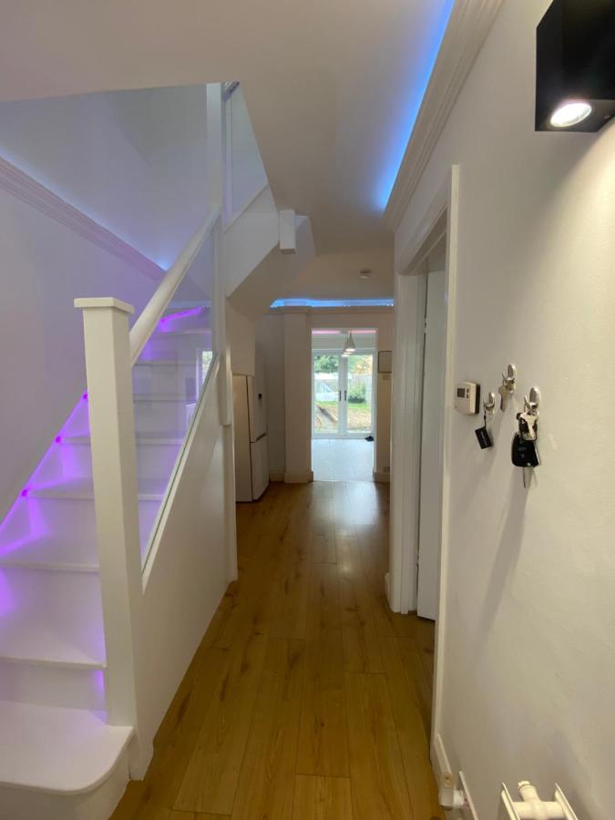Cosy Getaway 3 Bedroom House - B&B Broxbourne