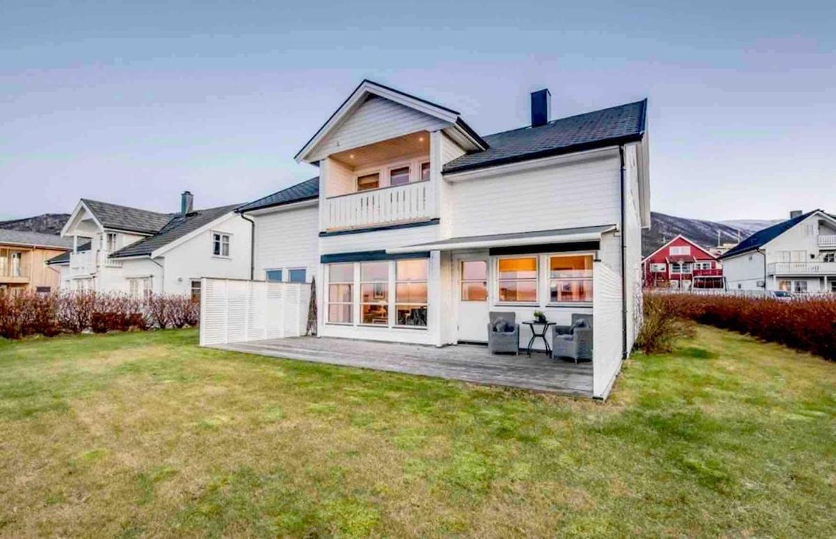 Private 50m2 guest floor with fjord view, balcony & private bath - B&B Tromsø