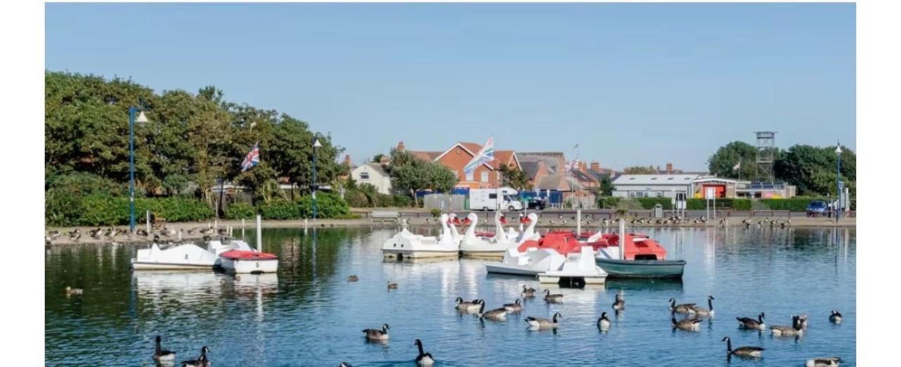 Cabin Sleeps 2 with Parking and Balcony - B&B Mablethorpe