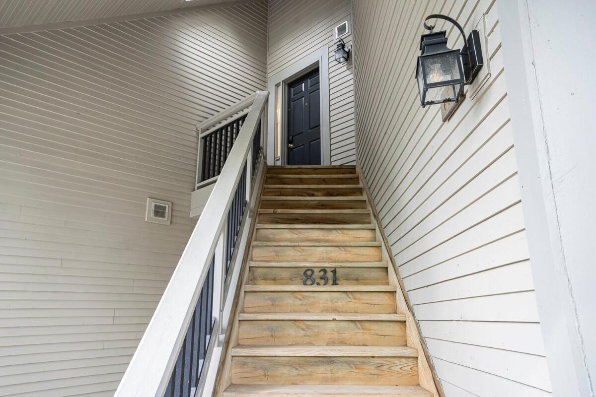 Romantic Huntsville Lakeview Escape with Fireplace and Games - B&B Huntsville