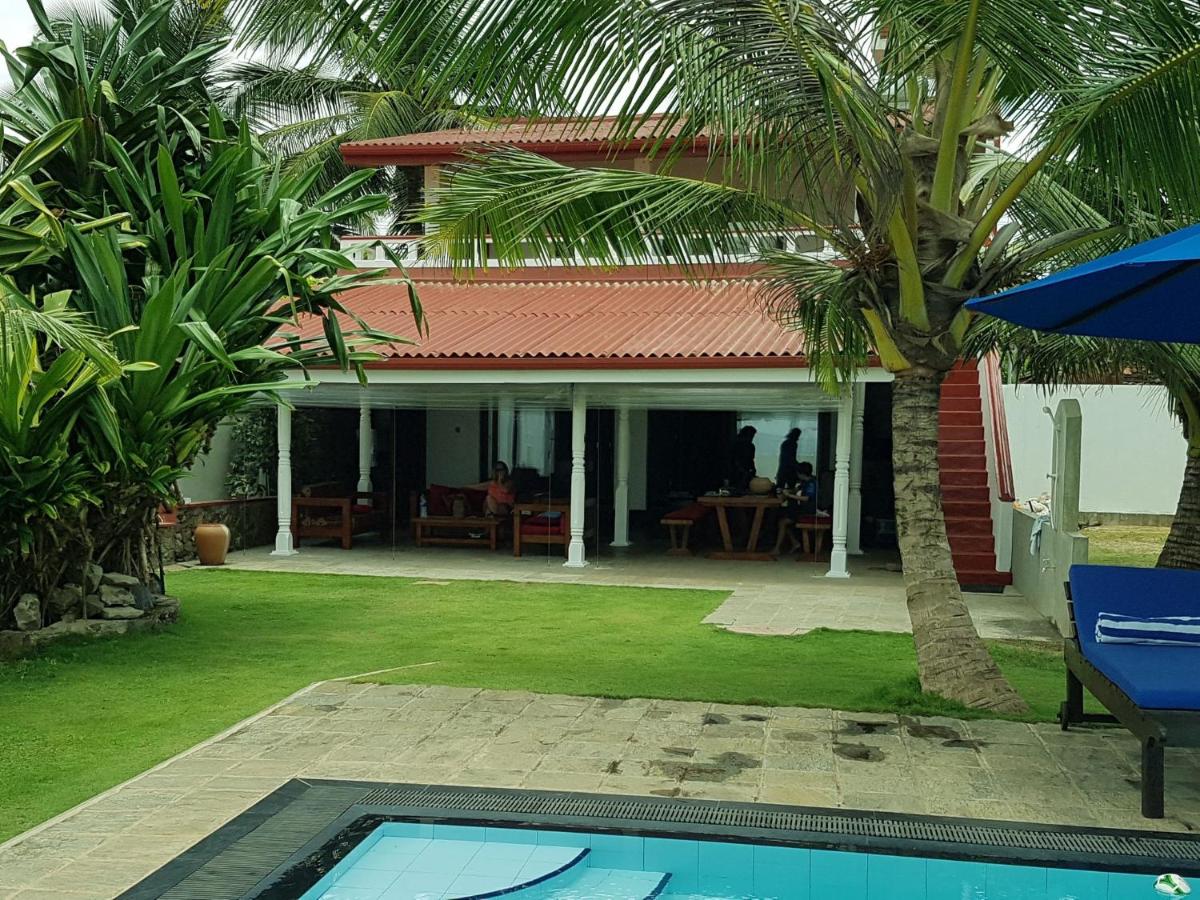 Tropical Beach House Hikkaduwa - Bed and Breakfast Hikkaduwa