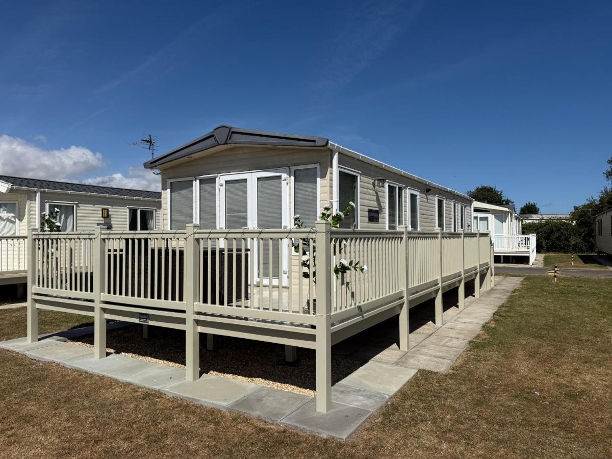 Sunnymede H14 - Fantasy Island - Ingoldmells, pet friendly, wifi, bed linen - Meadow Lakes Caravan & Lodge Hire - B&B Ingoldmells