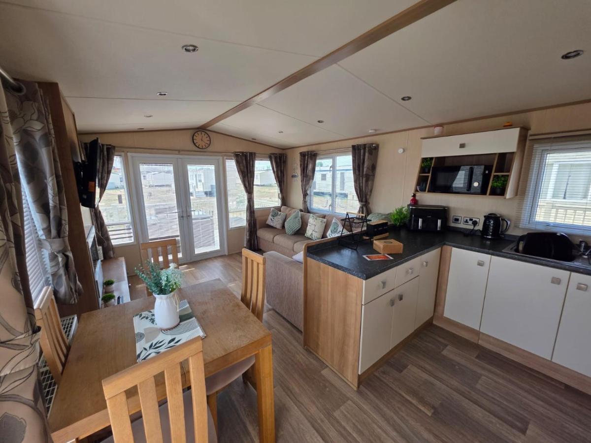 Sunnymede H14 - Fantasy Island - Ingoldmells, pet friendly, wifi, bed linen - Meadow Lakes Caravan & Lodge Hire - B&B Ingoldmells