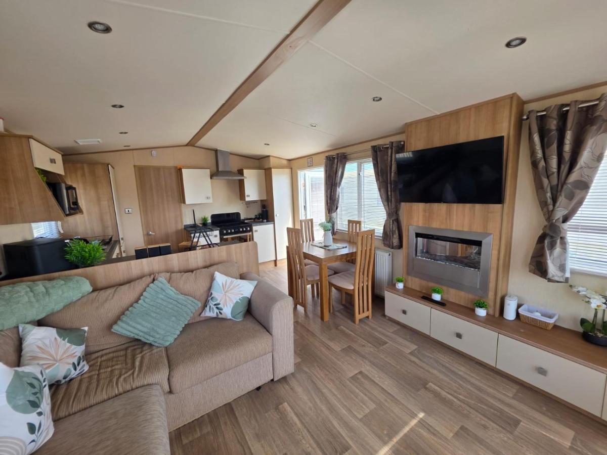 Sunnymede H14 - Fantasy Island - Ingoldmells, pet friendly, wifi, bed linen - Meadow Lakes Caravan & Lodge Hire - B&B Ingoldmells