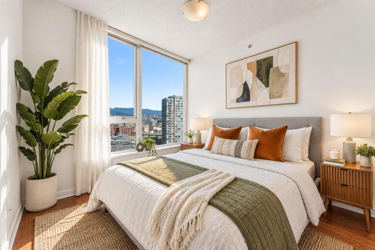 Modern Keefer Place 2BR Sanctuary - B&B Vancouver