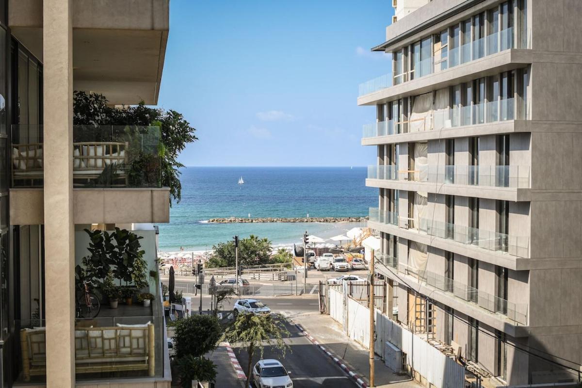Mamad Luminous 3BR Escape with Balcony by SeaNRent - Chambres d'hôtes Tel-Aviv