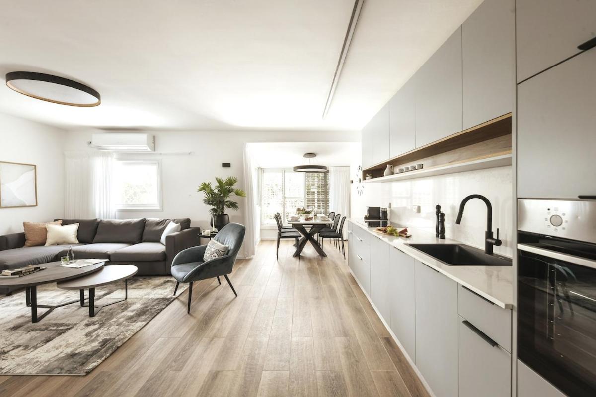 Heart of Ramat Hasharon 2BR by SeaNRent - B&B Ramat HaSharon