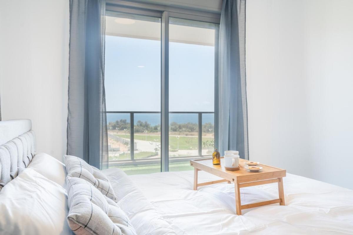 Vibrant Seaside Stay with Balcony - Bed and Breakfast Nahariya