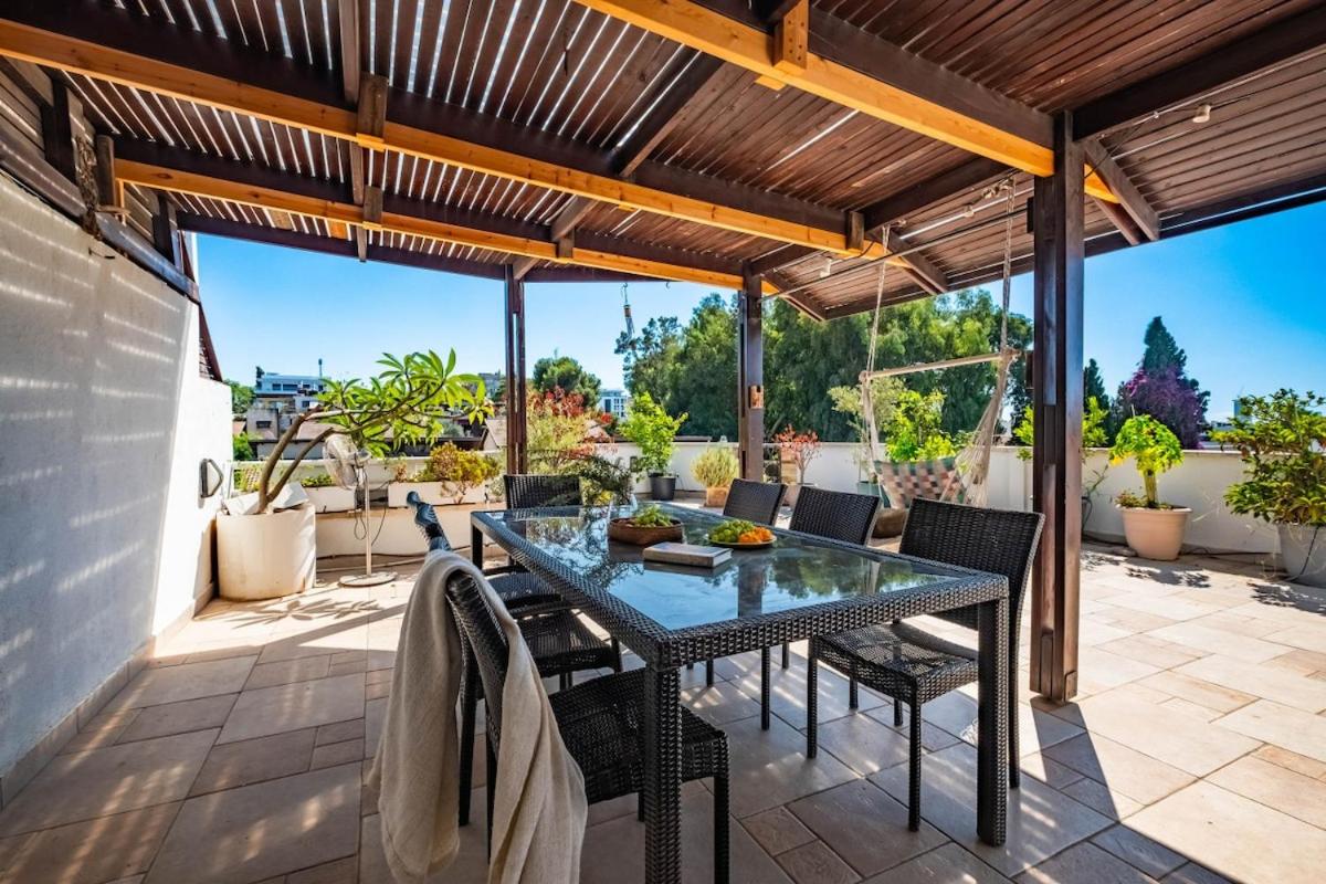 4-Bed Duplex Rooftop Oasis & Views by SeaNRent - B&B Ramat HaSharon