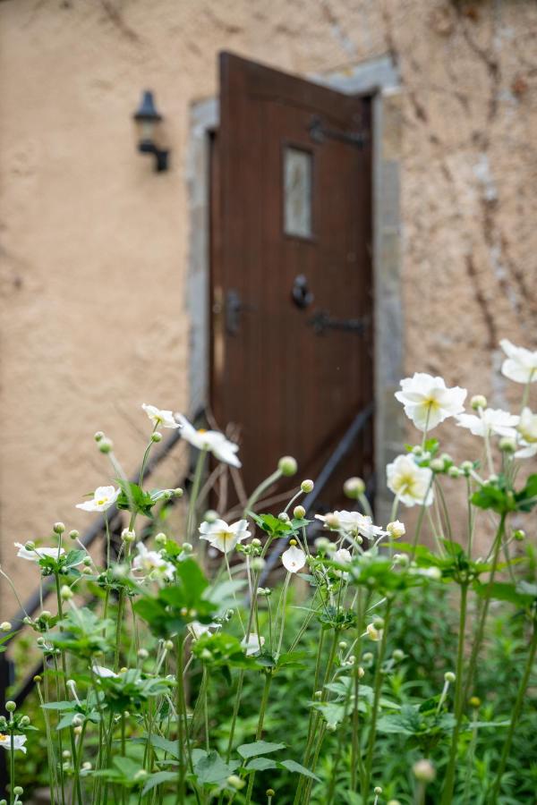 Historic 1600 Cottage with Hot Tub, Private Estate - B&B Stirling