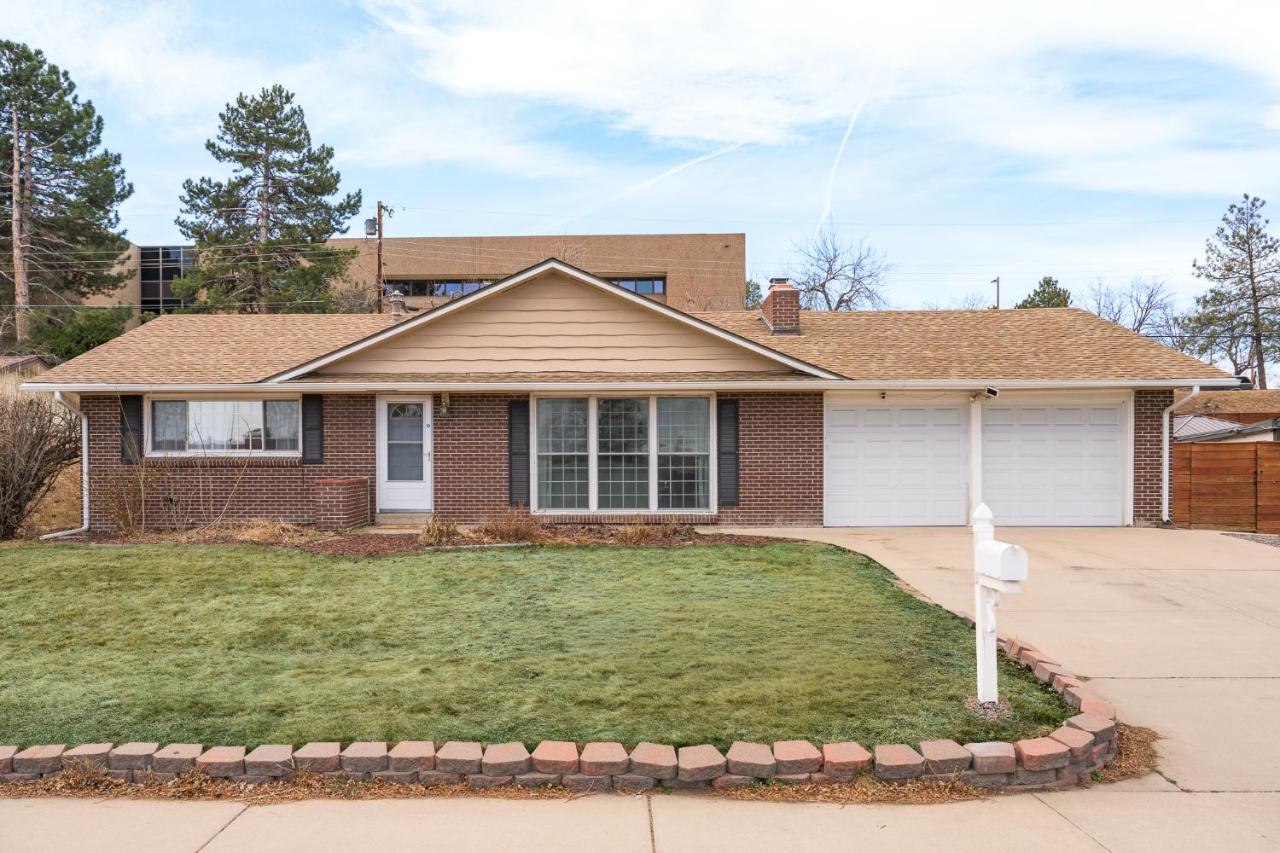 Family Retreat! By Denver + Hot Tub, Sleeps 10! - Bed and Breakfast Wheat Ridge