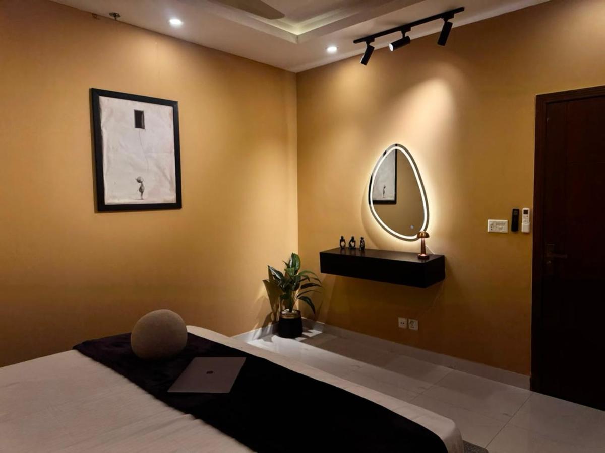 Premium 1BHK Retreat, 55 Inch LED, Netflix - B&B Rawalpindi