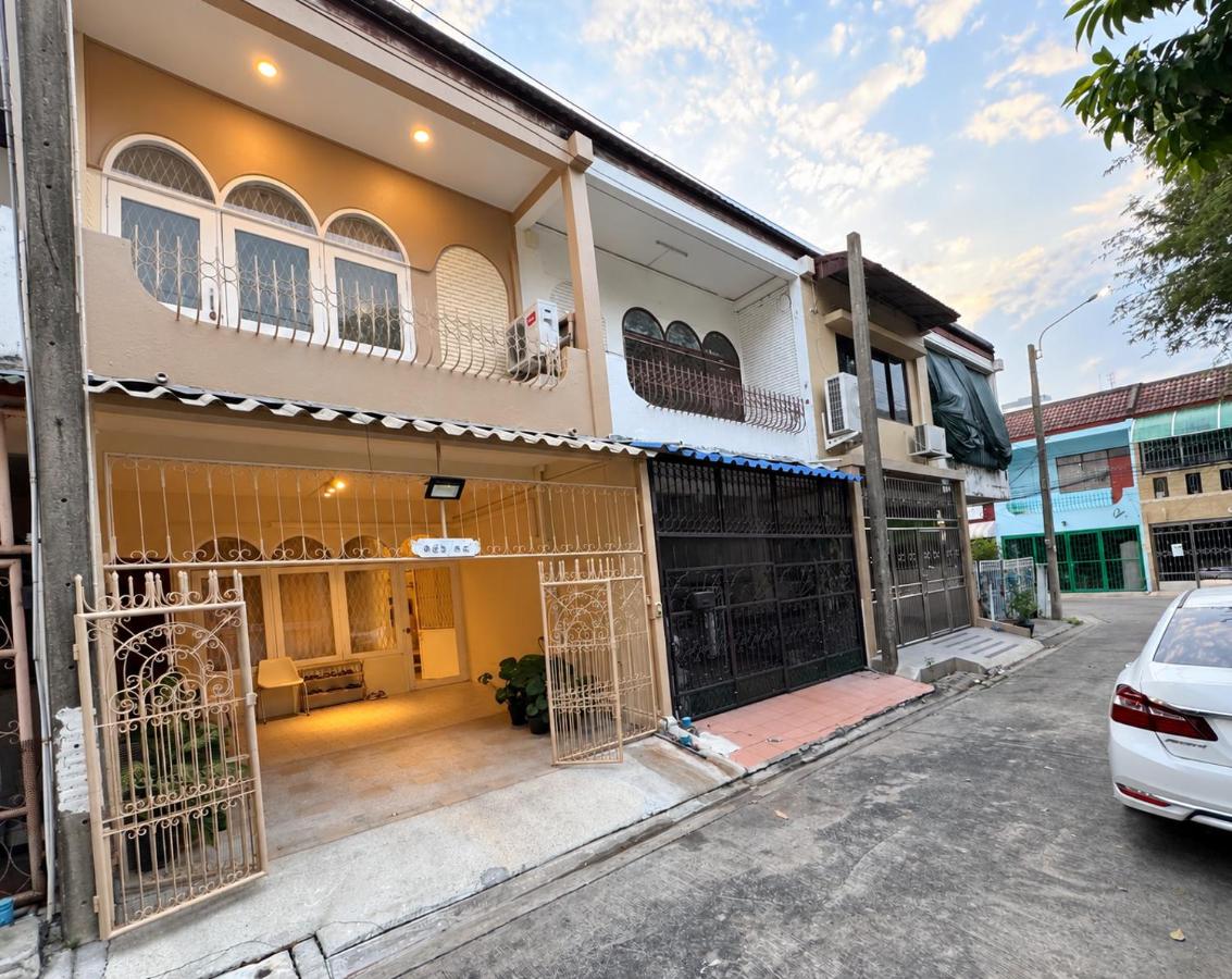 3 Bedroom Entire Townhome 8 mins from MRT Huaikwang - B&B Bangkok