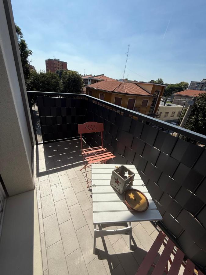 Spacious and bright three-room apartment 10 minutes from Milan- spazioso e luminoso 3 locali a 10 min da Milano - Bed and Breakfast Cormano