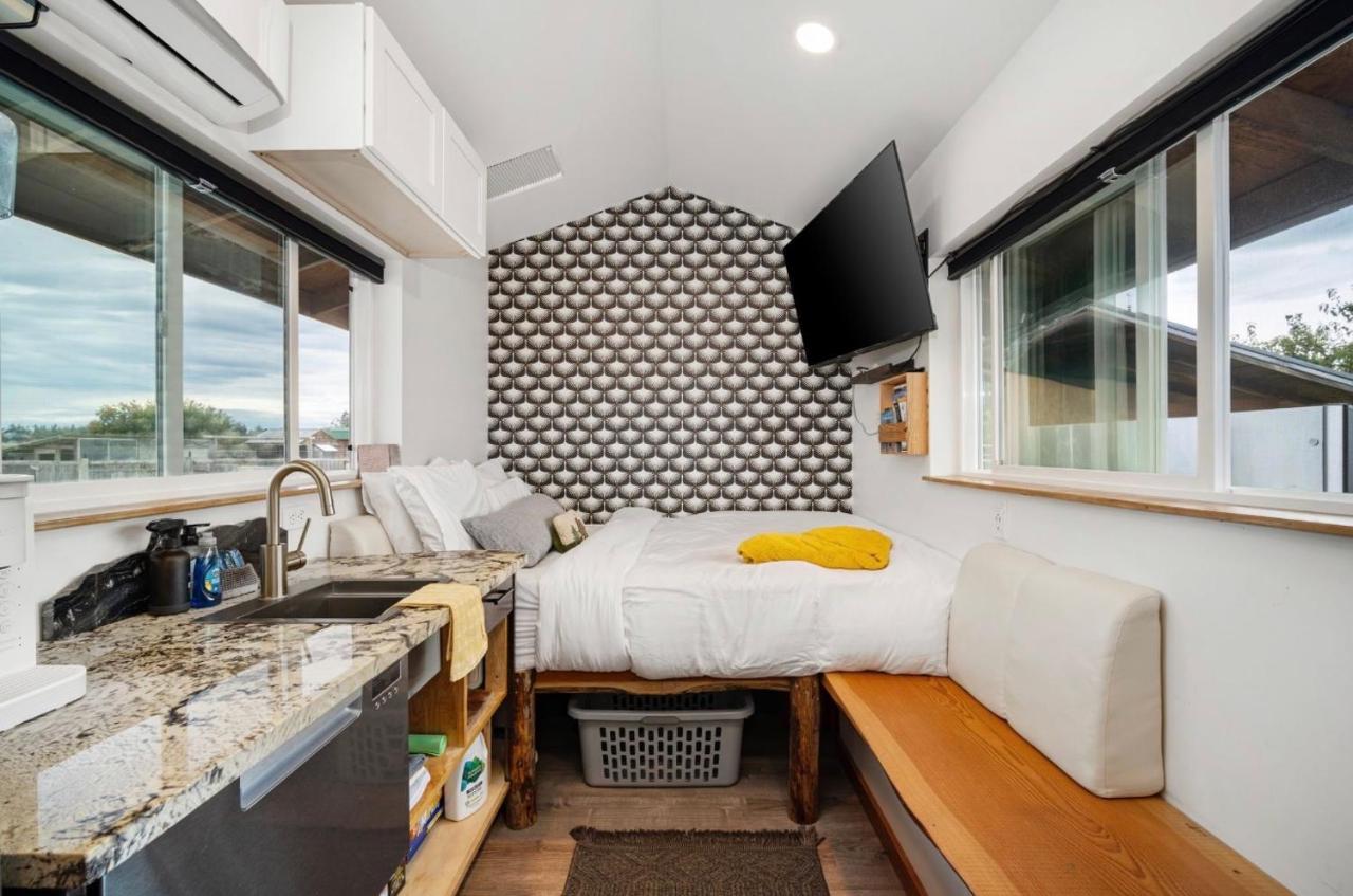 Blue Moon Tiny House Hot Tub Sauna MtnViews - Chambres d'hôtes Port Angeles