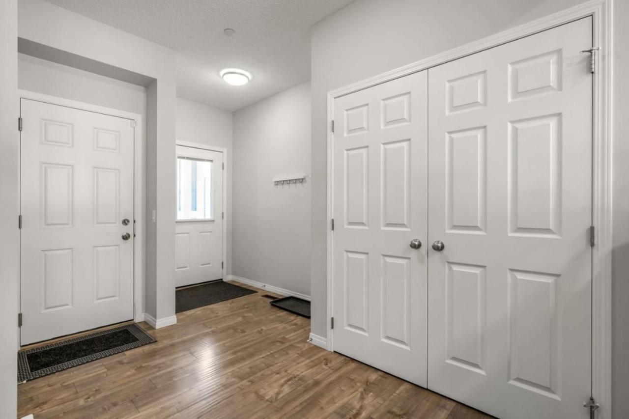 Top Rated Luxury House with Central AC, Double Garage Parking, 2 Kitchens, 5 Bedrooms & More! - B&B Balzac