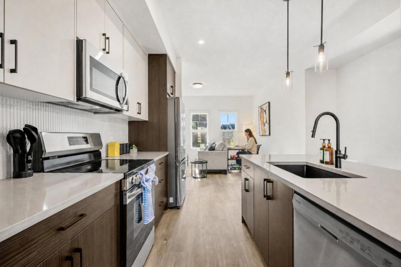 Luxurious Townhome in Aspen with King Bed Large Dining Area and Sleeps 8 - B&B Calgary