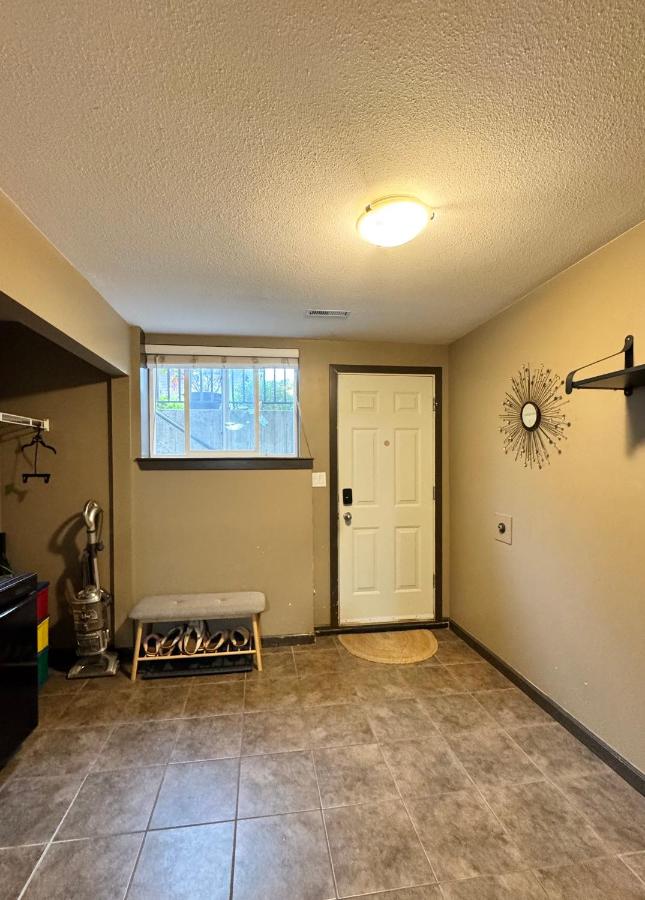 Charming 2-bedroom Basement Suite with Free Parking - B&B Ciudad de Langley