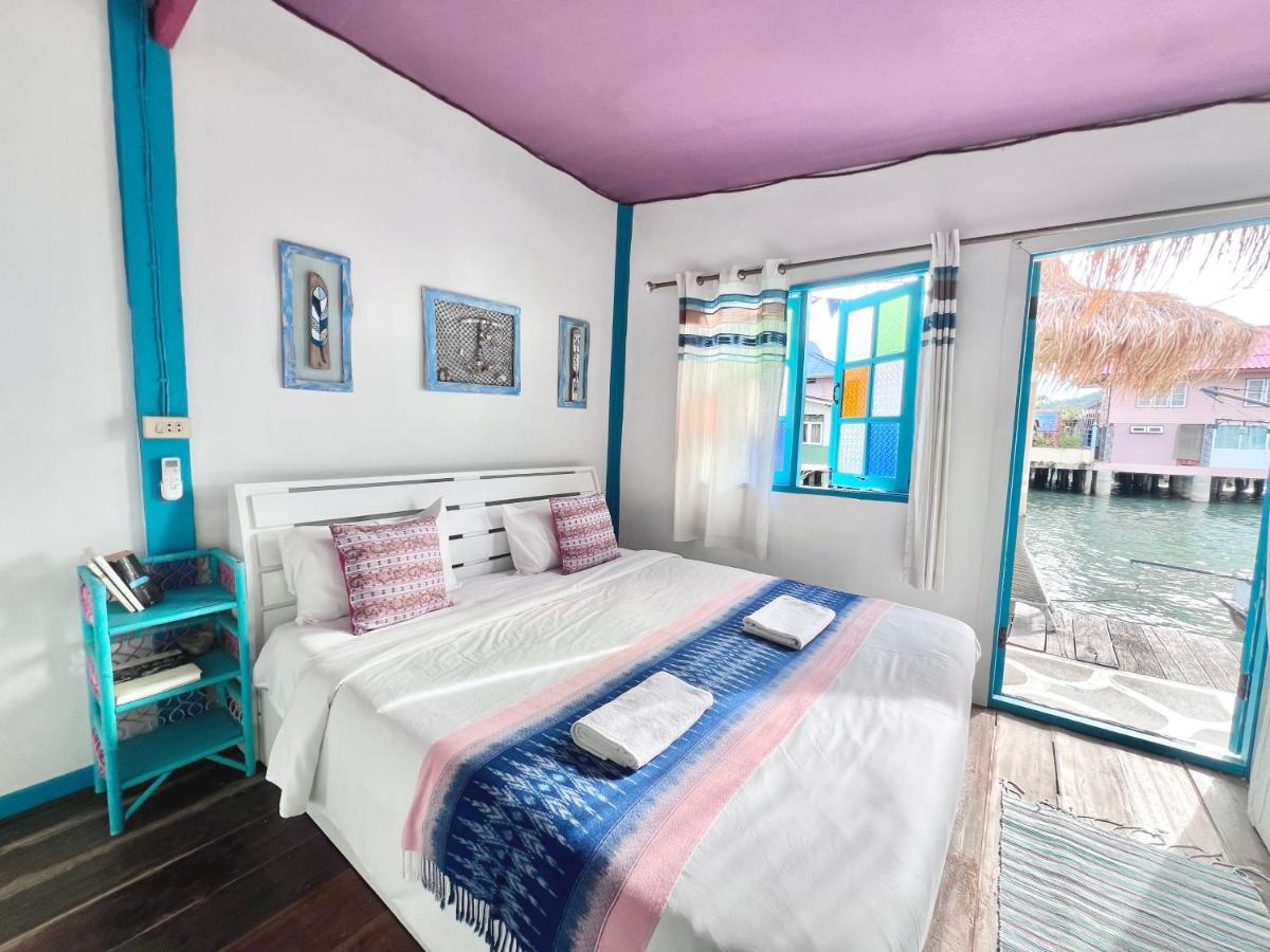 Deluxe Double Room with Side Sea View