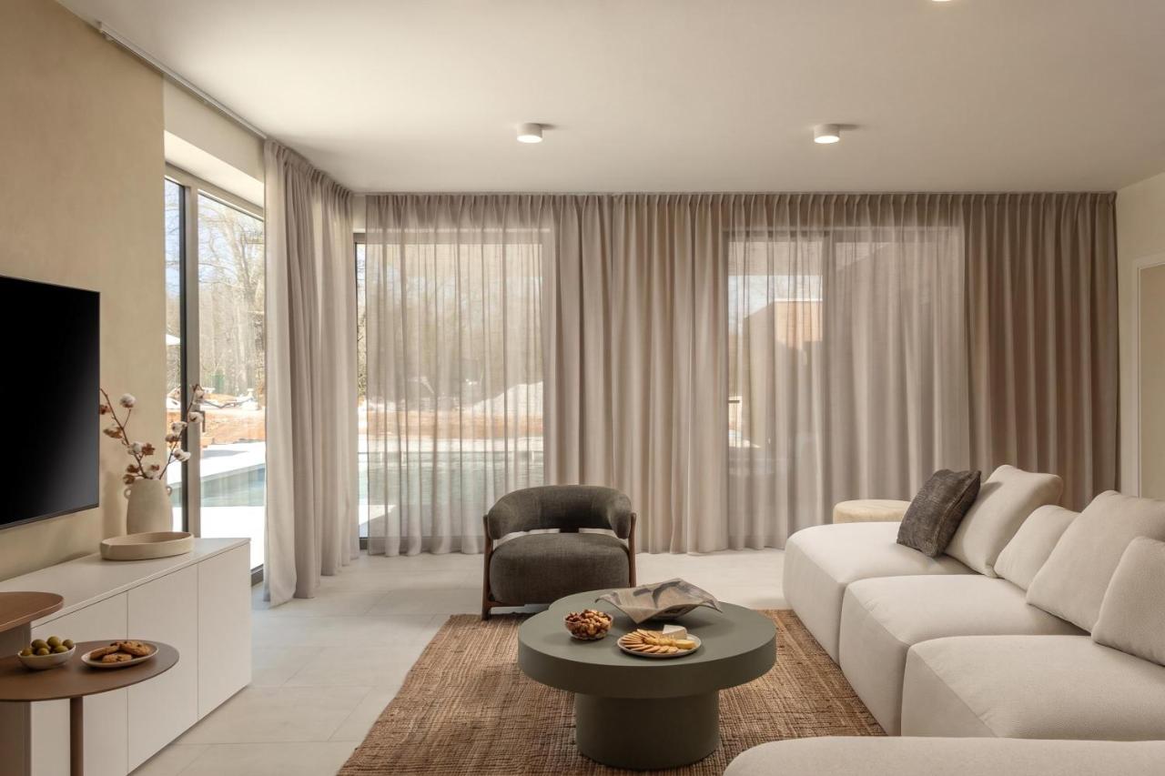 Deluxe Villa with Private Jacuzzi and Sauna 3