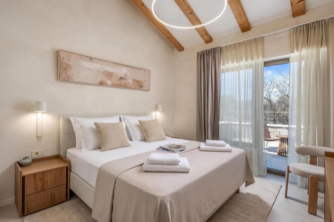 Villa with Private Jacuzzi and Sauna 1