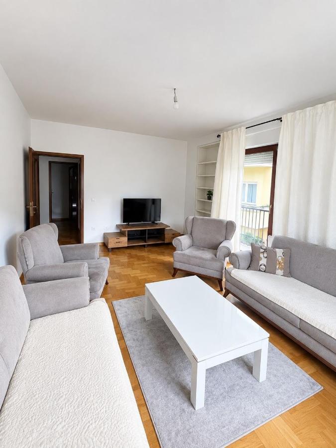 Peja Central Apartment - Chambres d'hôtes Pejë