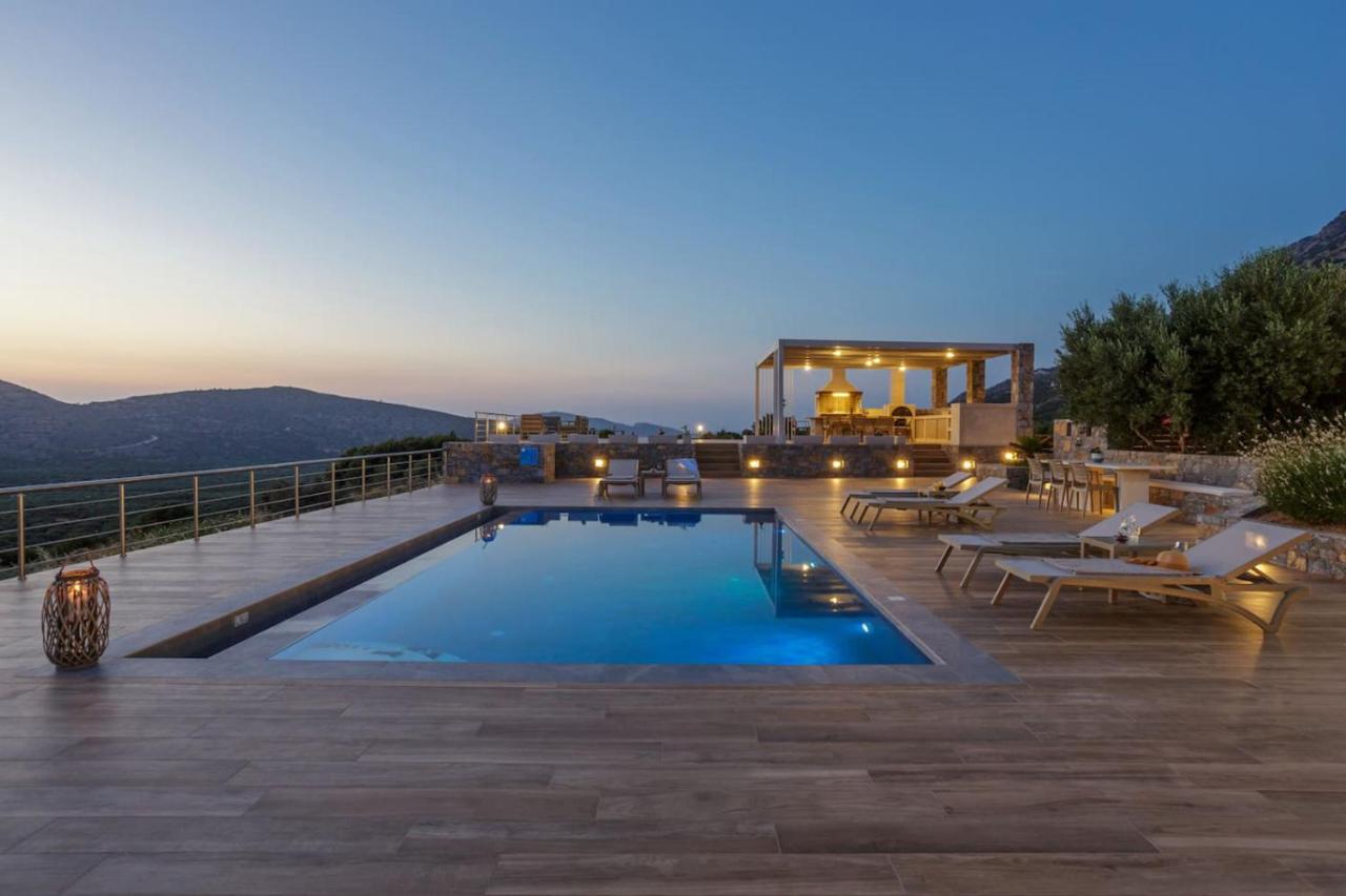 Villa Of the Hill with Heated Pool, BBQ & Kids Playground - Chambres d'hôtes Kavoúsi