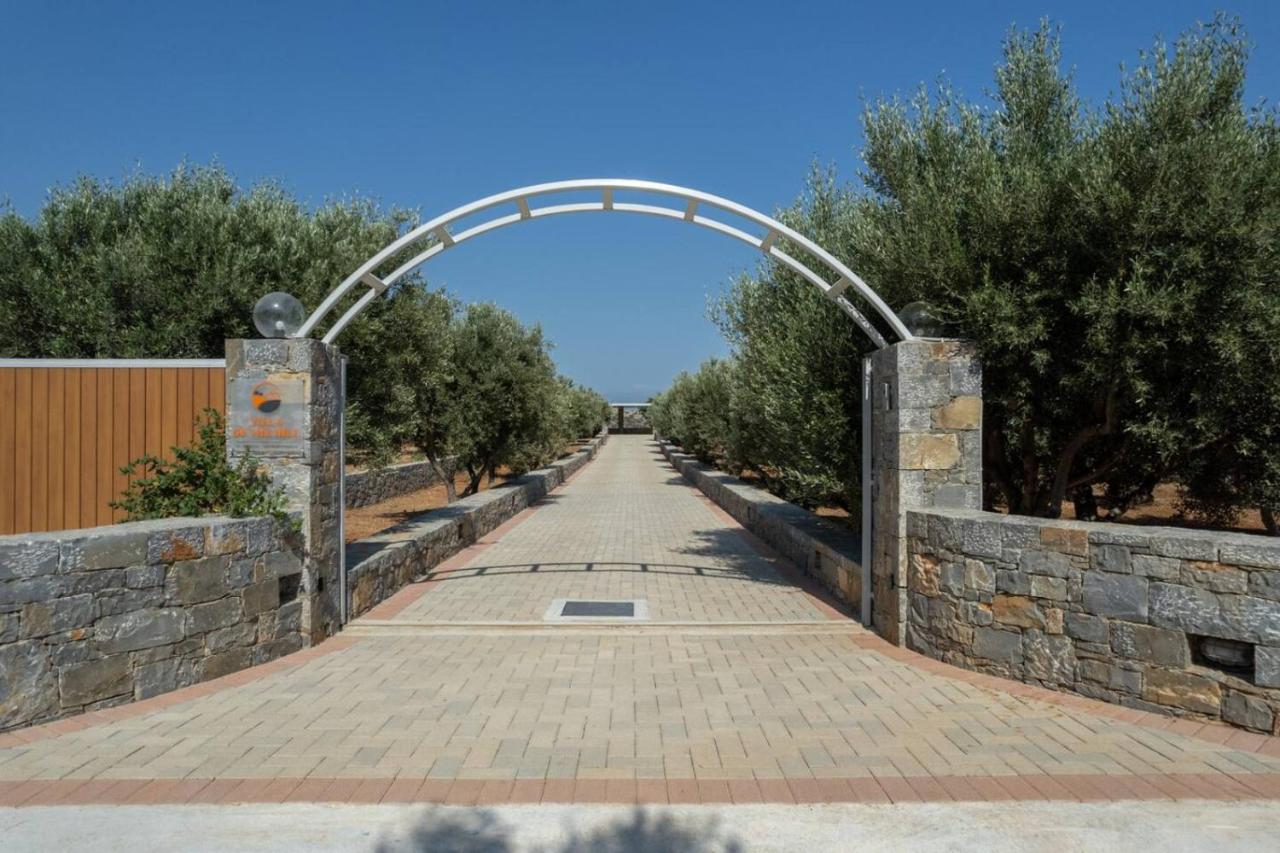 Villa Of the Hill with Heated Pool, BBQ & Kids Playground - Chambres d'hôtes Kavoúsi