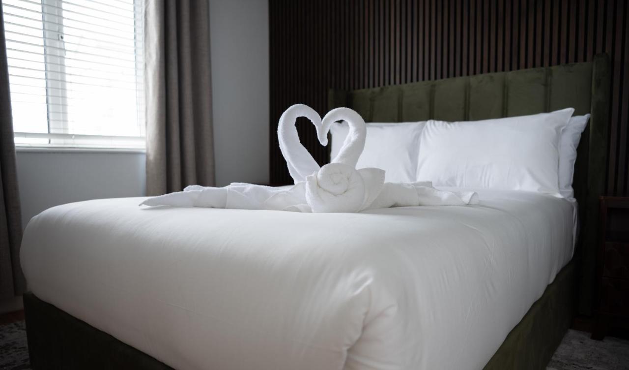 Boutique Salthill Apartment with Sea Views Sleeps 2 - B&B Galway