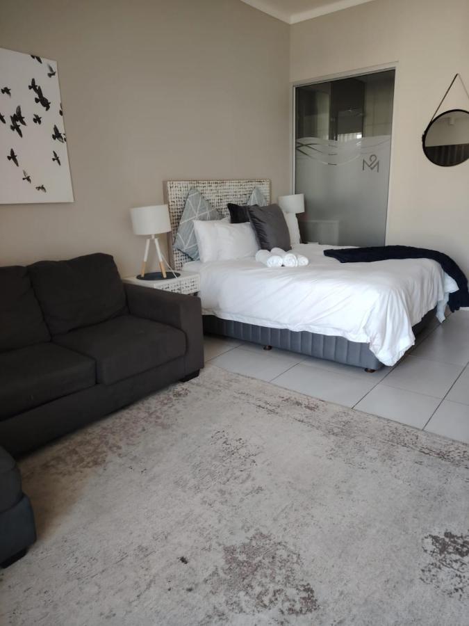 Menlyn Maine Trilogy Apartment 713 - Ferienwohnung Pretoria