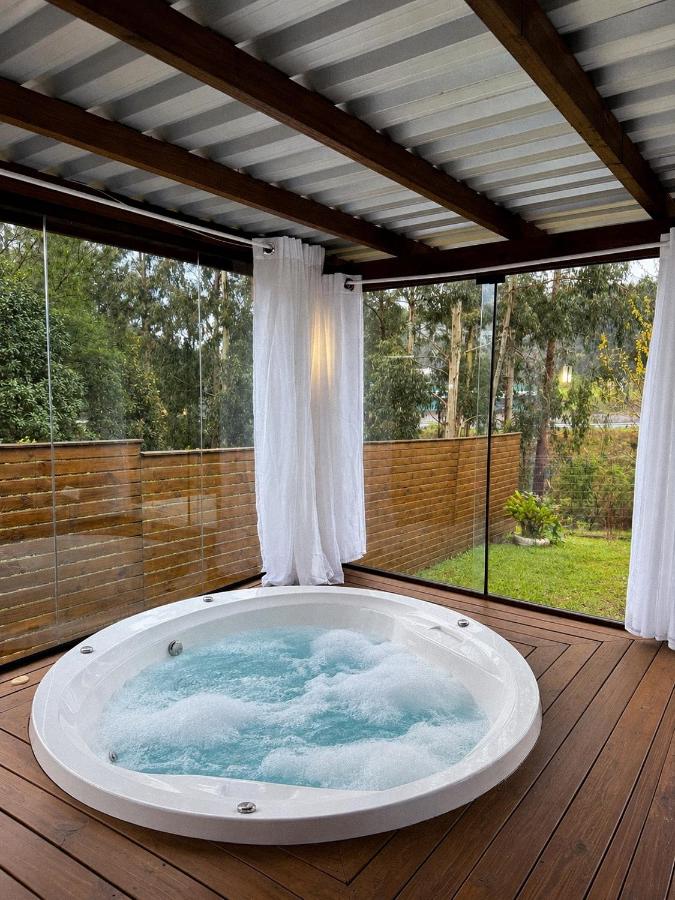 Deck com hidromassagem junto à natureza - B&B São Francisco de Paula