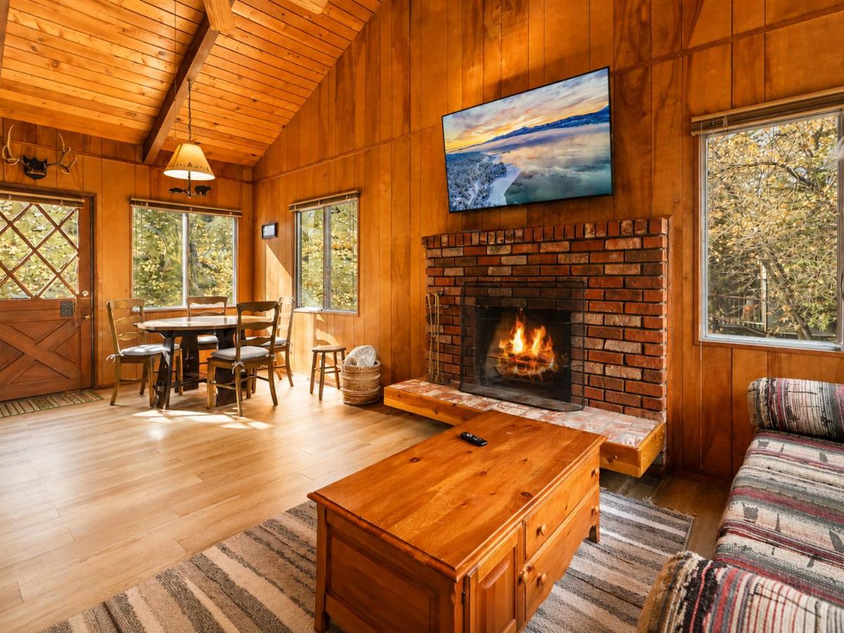Joebellarue Home - 3BR Chalet with Forest Views, Fireplace, Deck, BBQ - Chambres d'hôtes Big Bear Lake