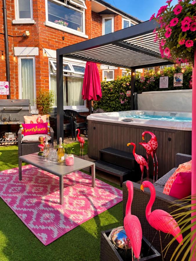 By Lushlets - Hen, Stag, Rugby, & Group Accommodation caters for 60 plus guests ask! - B&B Cardiff