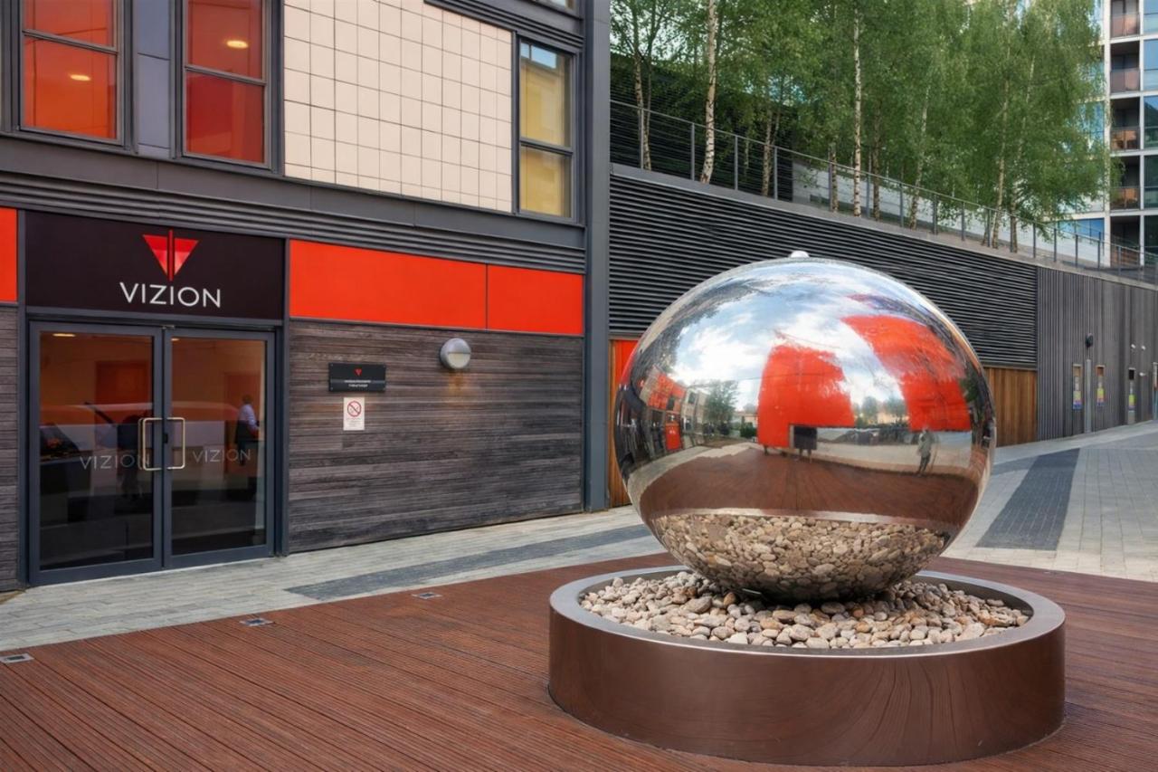 Stylish City Centre Apartment at The Vizion - Balcony, Free Parking, Fast WiFi and 50'' Smart TV by Yoko Property - Bed and Breakfast Milton Keynes