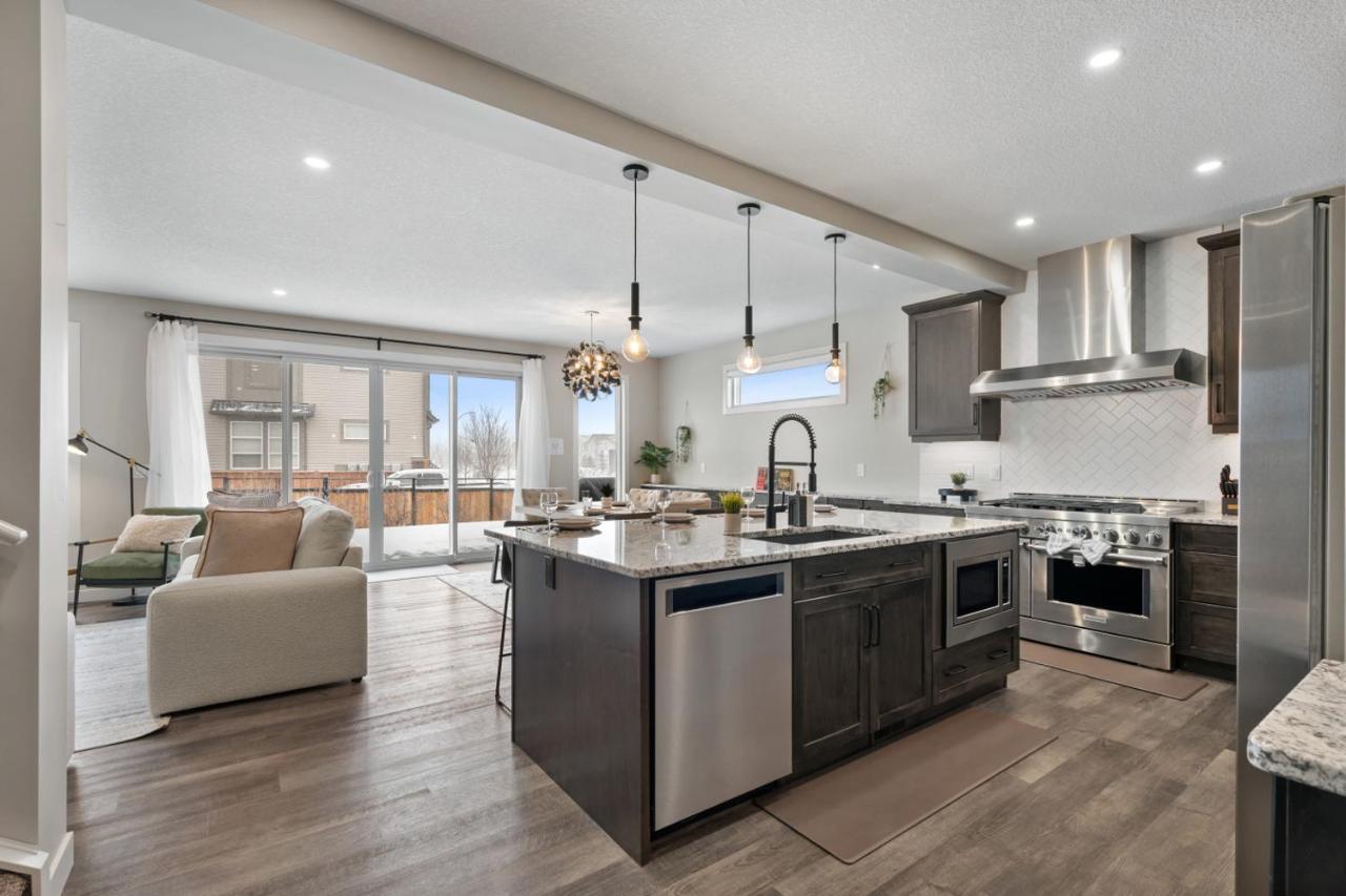 Large Luxury Home Featuring Entertain Room with Karaoke Air Hockey and Pool Table - Chambres d'hôtes Calgary