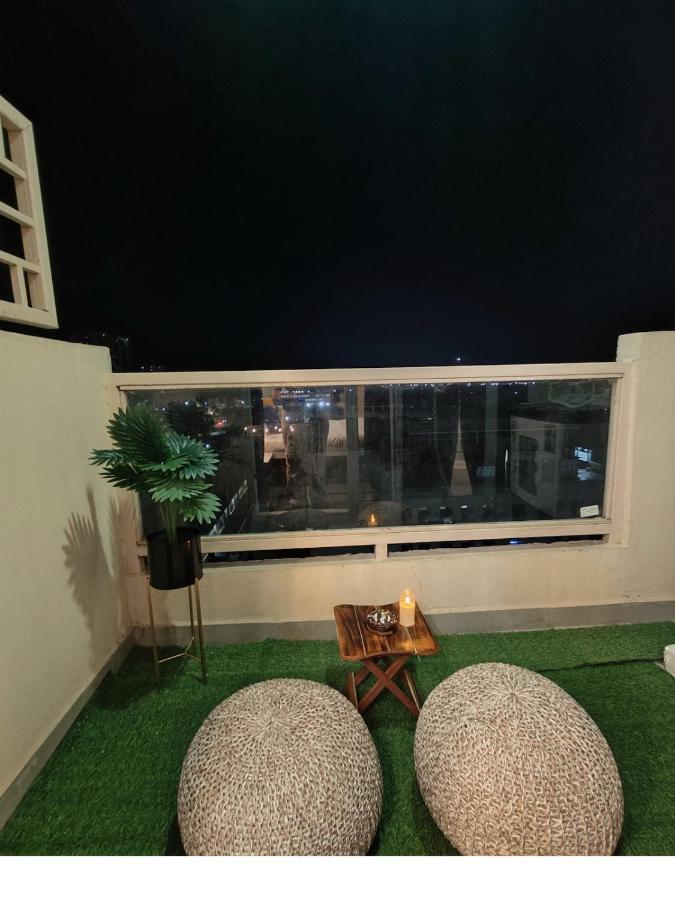 Runway Retreat- premium 1RK-Near Jewar Airport - B&B Greater Noida