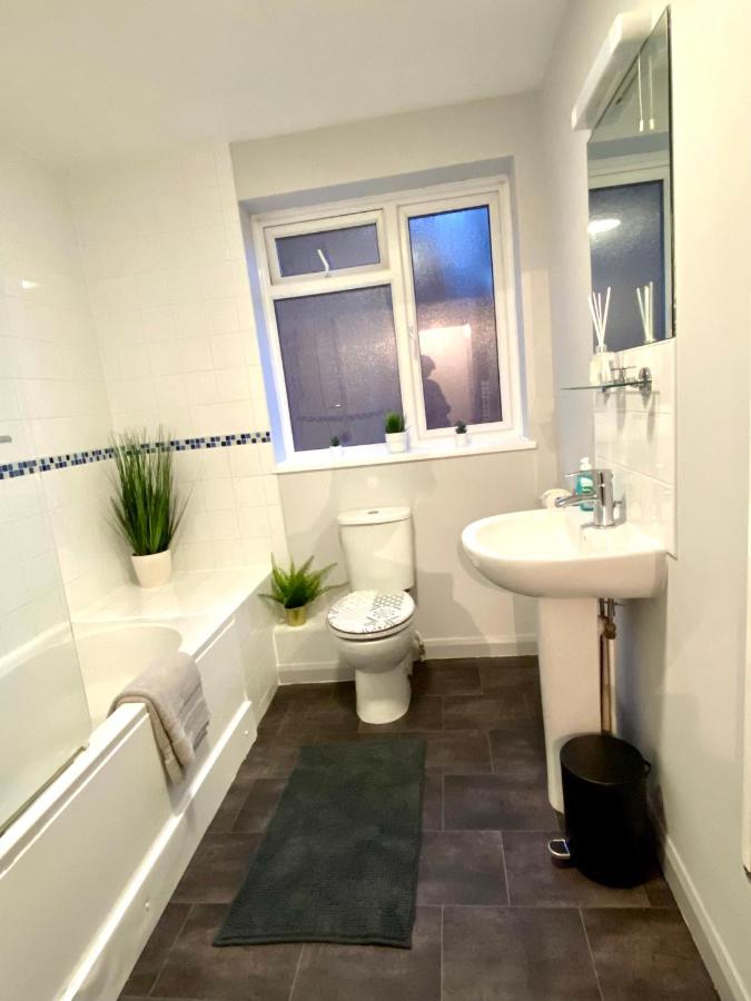Funky Stylish Apartment! - 5 Minute Walk to the Best Beach! - Great Location - Parking - Fast WiFi - Smart TV - Newly decorated - sleeps up to 4! Close to Bournemouth & Poole Town Centre & Sandbanks - Chambres d'hôtes Bournemouth