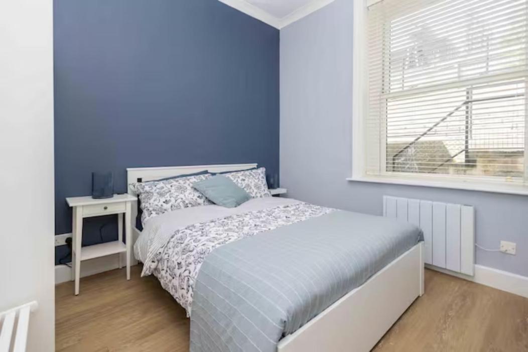 Stunning 2 bedroom Town Centre Apartment - Sleeps up to 5 People - 5 Minutes to the Best Beach! - Great Location - Fast WiFi - Smart TV - Newly Refurbished - sleeps up to 5! Close to Bournemouth & Poole Town Centre & Sandbanks - Chambres d'hôtes Bournemouth