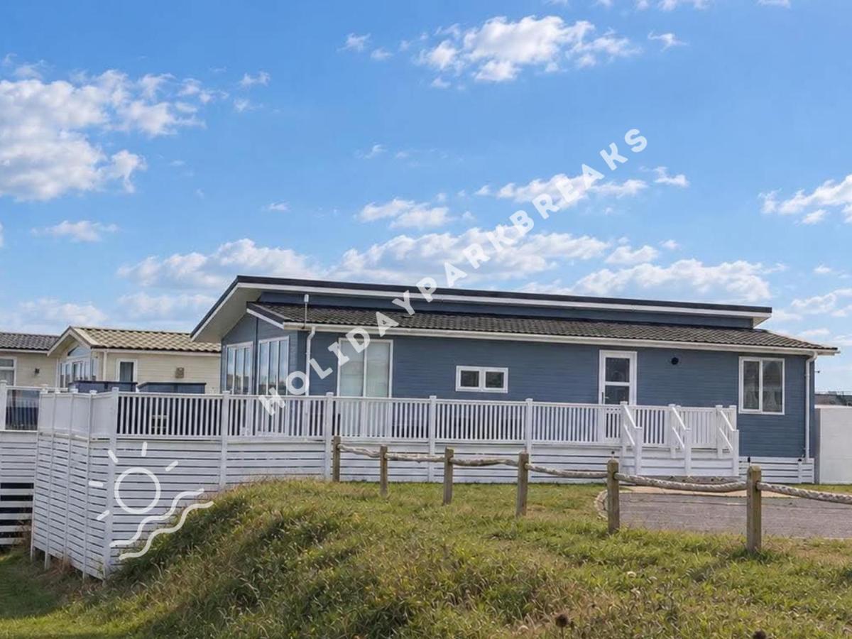 Pebble Lodge - Spacious Luxury Lodge with Nature Reserve Views at Seal Bay Resort - Bed and Breakfast Selsey