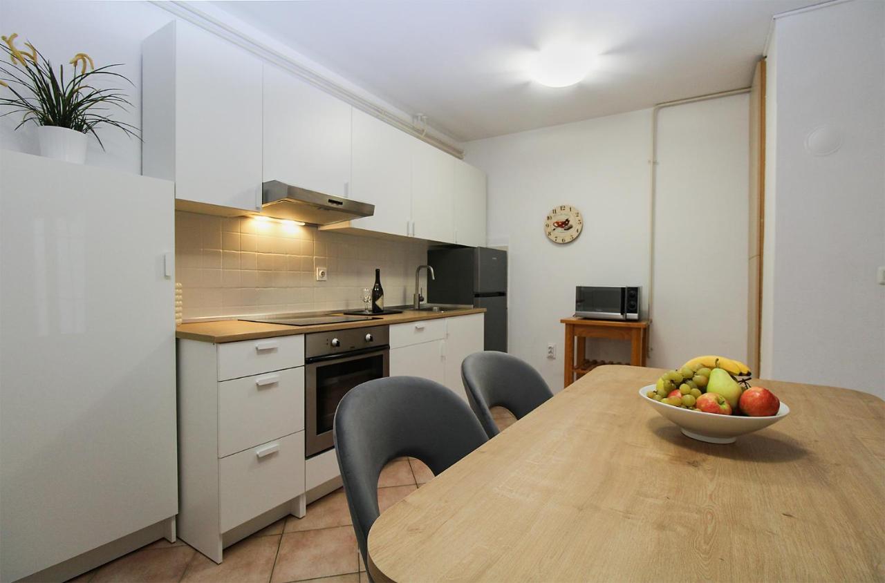Apartments Eugen 1346 - Ferienwohnung Pula