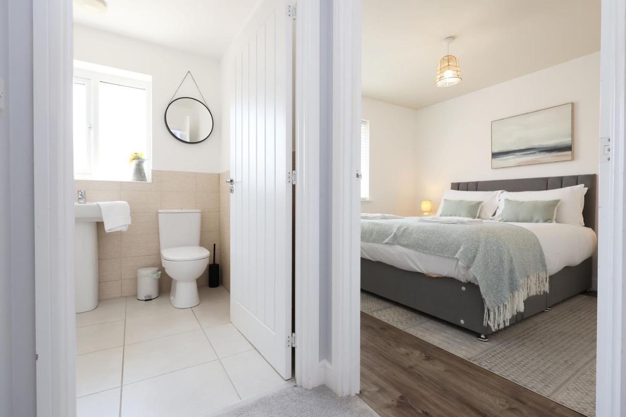 Contractor 4 Bed 3 Bath House Near Airport Parking Barry Island with Parking - B&B Rhoose